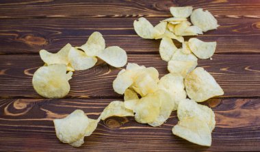 Cips ve kırık bir ahşap zemin üzerinde. Plaka fişleri ile.