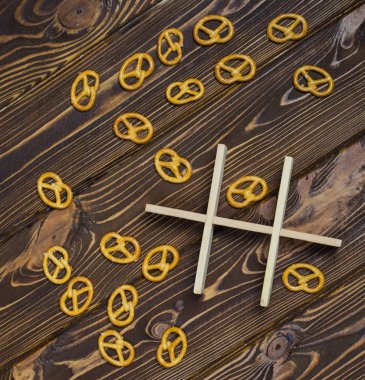 Cips ve kırık bir ahşap zemin üzerinde. Üstten Görünüm, sizin metin için yer.