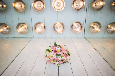 Stüdyo süsleme, Işık Ampüller bir dizi ortasında taze Güllü bir lüks düğün buketi. Metniniz için yer.