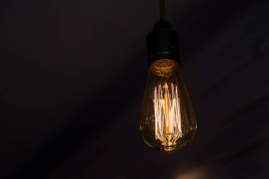 Parlayan ampul, bulanık arka plan sarmal Lambayı kapat kapat