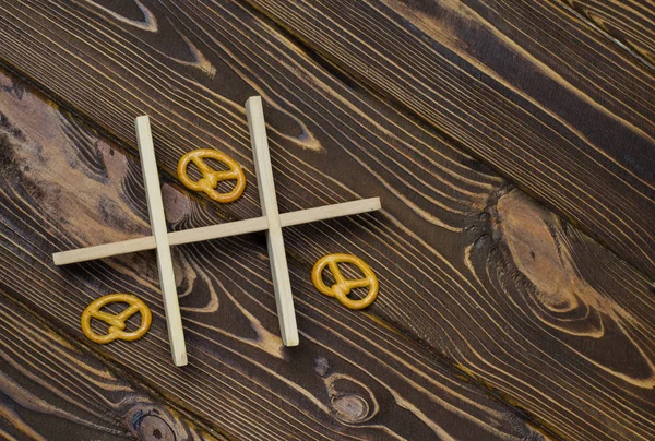 Cips ve kırık bir ahşap zemin üzerinde. Üstten Görünüm, sizin metin için yer.