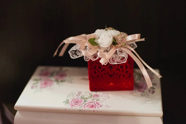 白バラ花婿ブートニ エールとピンク新郎ユリ木製の背景 — ストック写真