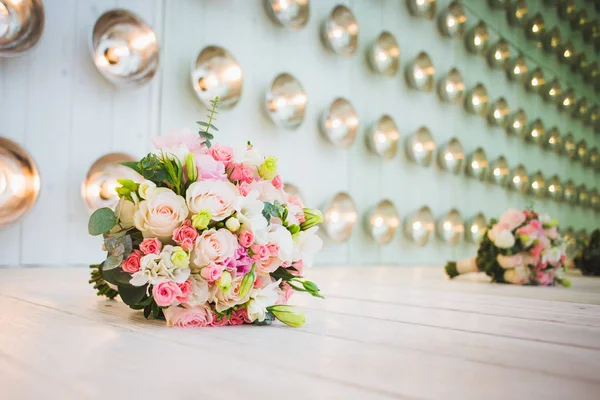 Stüdyo süsleme, Işık Ampüller bir dizi ortasında taze Güllü bir lüks düğün buketi. Metniniz için yer.