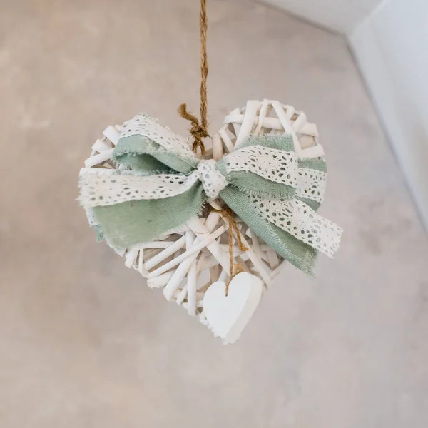 Sevgililer günü ağaç ve örme kırmızı, beyaz ve gri kalpler skettchboard Studio üzerinde arka plan