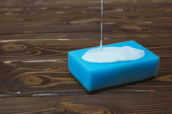 Niebieskie gąbki z detergentem — Zdjęcie stockowe
