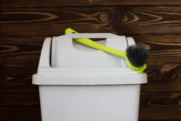 Çöp tenekesi ve fırça. Bir depo gözü ve fırçalar bir close-up.