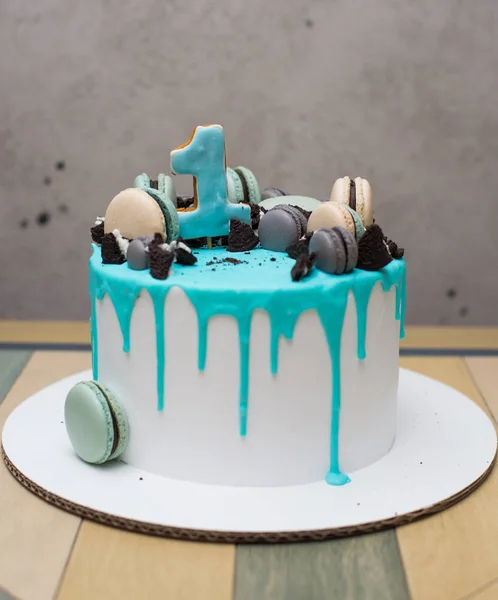 Cupcake con vela de cumpleaños de un año aislado sobre fondo liso . Fotos de stock libres de derechos