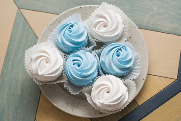 Vier taarten op een plaat, bovenaanzicht. Witte meringue met chocolade. — Stockfoto