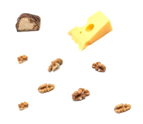 Işık kağıt arka plan üzerinde Yunan fındık ile peynir parçalarını. çikolata şeker