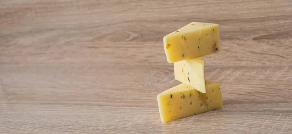 Üç dilim peynir ahşap arka plan üzerinde