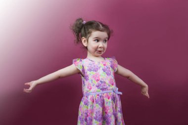 Kız Studio farklı yönlere eller