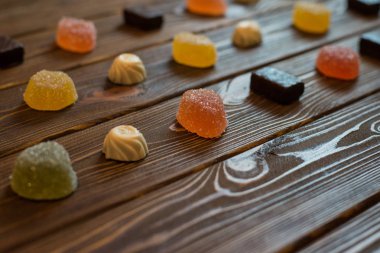 ahşap bir masa üzerinde çikolata tatlılar çeşitli renkli tatlı Marmelatlar