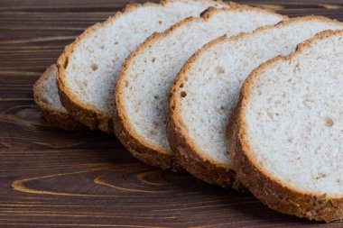 Ahşap arka plan üzerinde gümüş ekmek dilimleri