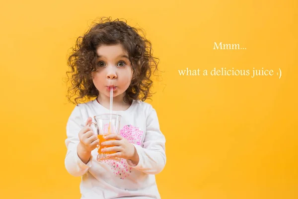 Bir kız bir bardak suyu ile tutuyor. Tüm tüpünden suyu içiyor. Sarı bir arka plan üzerinde.