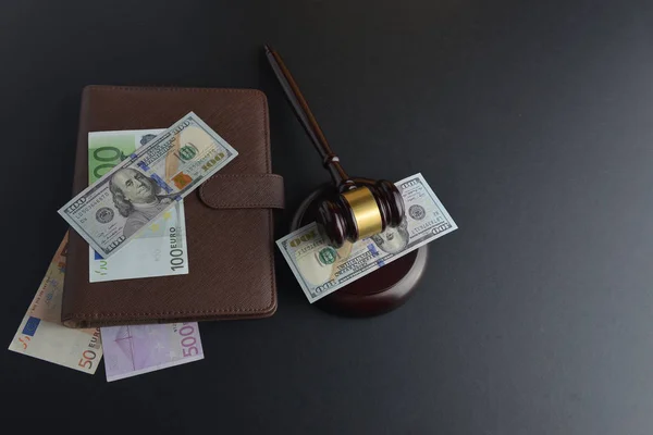 Gavel and money. Jugdement of law — Stock Photo, Image