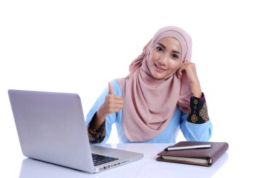 Bilgisayarı olan Asyalı bir iş kadını. İş veya eğitim kavramsal