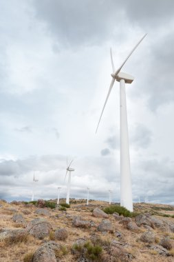 Rüzgar jeneratörler izole mavi gökyüzünde bulut dağ
