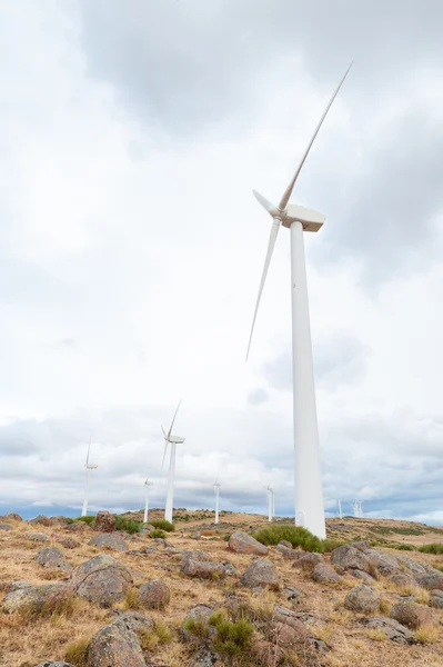 Aerogeneradores en la montaña en la nube aislados en el cielo azul — Foto de Stock