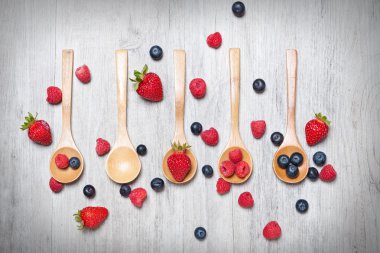 rustik tahta kaşık ve arka plan ile izole meyve