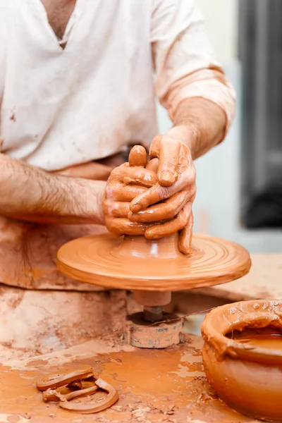 Close-up van handen werken met klei op de draaischijf artisan — Stockfoto