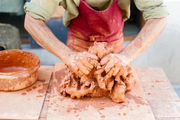 Primo piano di mani che lavorano con argilla su giradischi artigiano — Foto Stock