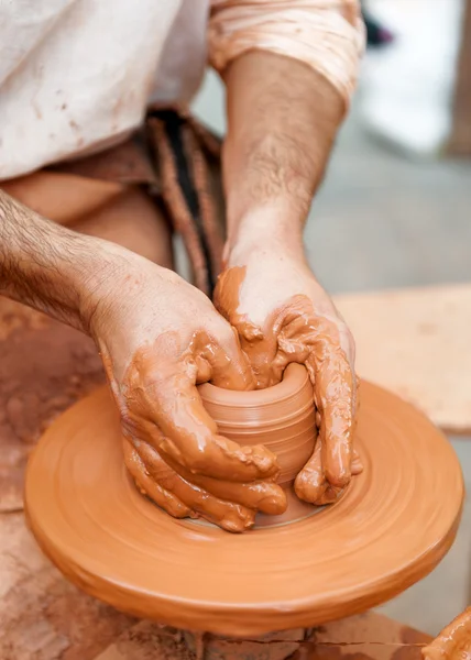 Close-up dari tangan bekerja dengan tanah liat pada artisan turntable — Stok Foto