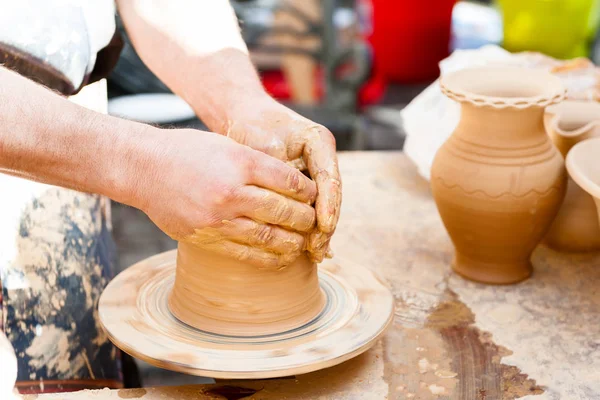 Primo piano di mani che lavorano con argilla su giradischi artigiano — Foto Stock