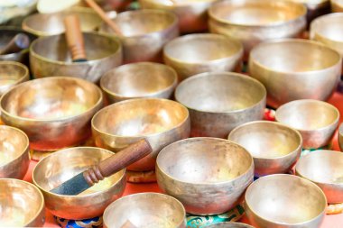 Çeşitli izolasyonlu metal konteynerler yapılmış el yapımı