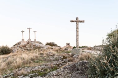 Taş tepe üzerinde ve alacakaranlıkta Fonu ile antik haçlar