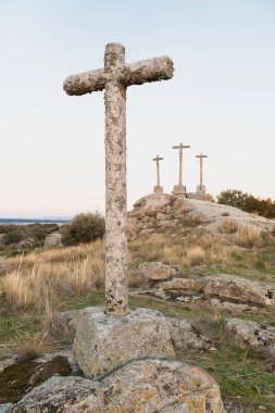 Taş tepe üzerinde ve alacakaranlıkta Fonu ile antik haçlar