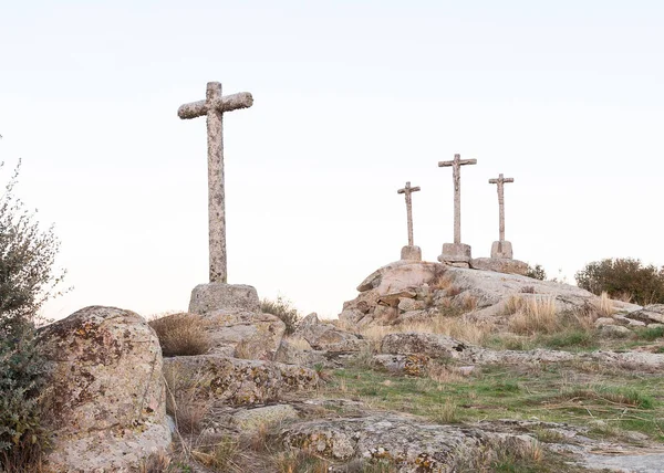 Antiguas cruces de piedra en la colina y con fondo al atardecer — Foto de Stock