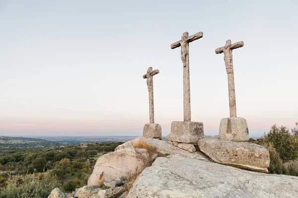 Antiguas cruces de piedra en la colina y con fondo al atardecer — Foto de Stock