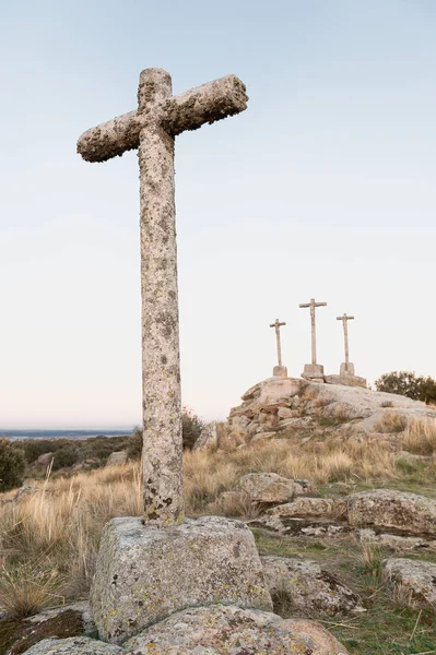 Zabytkowe krzyże z kamienia na wzgórzu i z Funduszu o zmierzchu — Zdjęcie stockowe