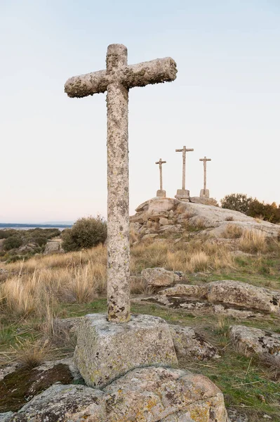 古代的石头山上并与基金黄昏十字架 — 图库照片