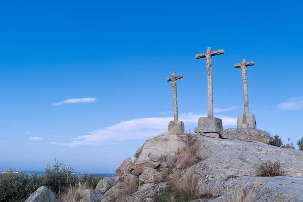 Древние каменные кресты на холме и с фондом в сумерках — стоковое фото