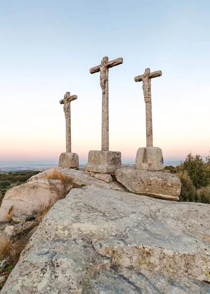 Üç haçlar akşam Fonu'na taşa oyulmuş