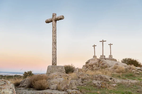 Три креста, высеченные на камне на фонде до вечера — стоковое фото
