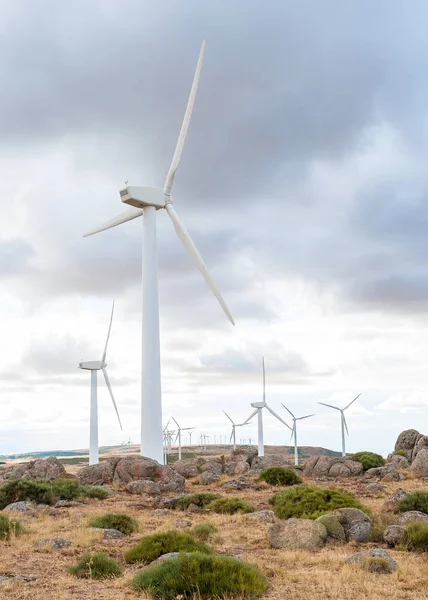 Usina de energia composta por moinhos eolicos na montanha — Fotografia de Stock