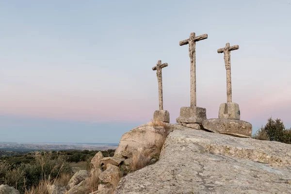 Tres cruces talladas en la piedra en el fondo de la noche — Foto de Stock