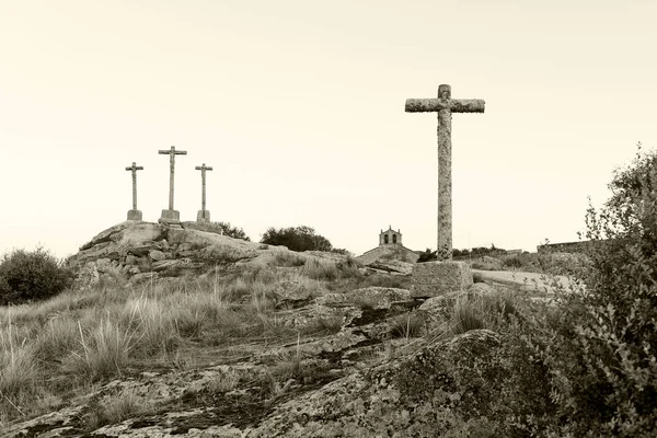 Tři kříže vytesané do kamene na fondu na večer — Stock fotografie