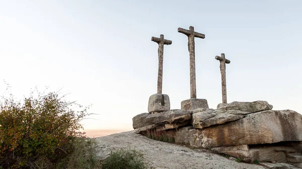 Tres cruces talladas en la piedra en el fondo de la noche — Foto de Stock