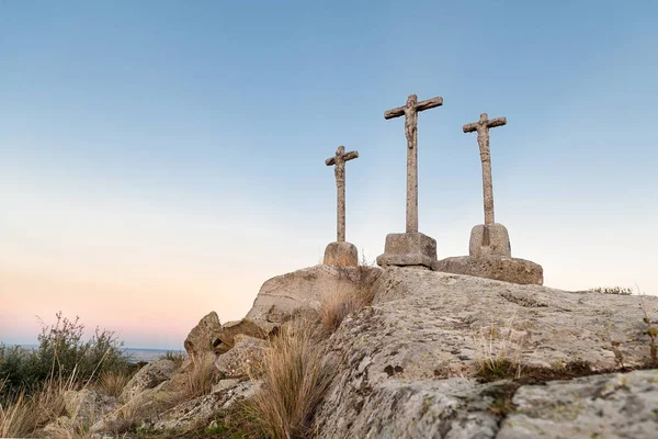 Tre croci scolpite nella pietra su fondo alla sera — Foto Stock