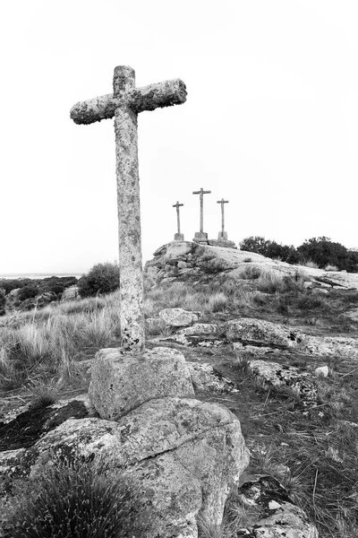 Tres cruces talladas en la piedra en el fondo de la noche — Foto de Stock