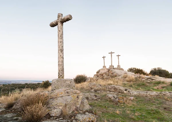 Tres cruces talladas en la piedra en el fondo de la noche — Foto de Stock