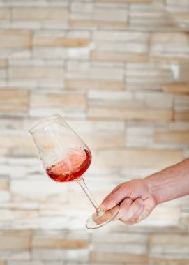Cam şarap konu dairesel bir hareketle bir el tarafından