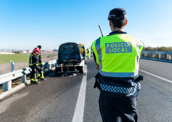 Polícia local de costas que apoia o cidadão — Fotografia de Stock