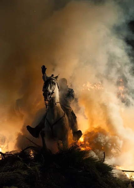 Koń z jego rider szybko przedzierając się przez ogień — Zdjęcie stockowe