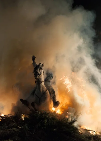 Caballo con su jinete rompiendo rápidamente el fuego — Foto de Stock