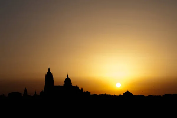 Panorámica de la ciudad de Salamanca con amanecer amarillo cielo — Foto de Stock