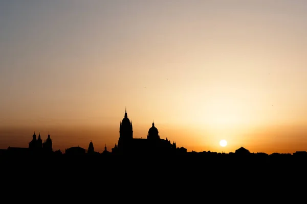 Panorámica de la ciudad de Salamanca con amanecer amarillo cielo — Foto de Stock